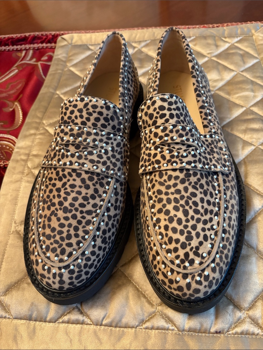 Stuart Weitzman Leopard Print Calf Hair Pearl Studded Loafers NWOT size 9 Spain